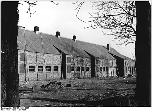 Groß-Langerwisch, Wohnhaus des VEG, 26.3.1954: in Bau befindlicher Rinderstall für 70 Rinder mit vorgesehener damaliger moderner Ausstattung: u. a. eine elektrische Melkanlage. Im Mai sollte der Rinderstall fertig sein.