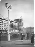 Stalinallee, Block F Nord mit zweiarmigem Paulick-Kandelaber, Oktober 1954