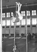Der mehrfache DDR-Meister und Europarekordler im Stabhochsprung, Manfred Preußger, beim Training (1958)