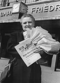 Diese Postzeitungsverkäuferin versah ihren Dienst auf der Nord-Süd-Strecke der S-Bahn Berlin.