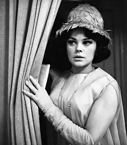 Doris Abesser mit Hut am Theatervorhang stehend, fünf Minuten vor ihrem Auftritt im März 1962