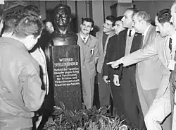 Seelenbinder-Gedenkstele in der Werner-Seelenbinder-Halle wird 1963 von Boxern aus Syrien besucht.