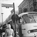 Sonderautobusse des Fabrikats Ikarus 66 am nahen Grenzübergang Chausseestraße für West-Berliner Silvesterbesucher, 1963