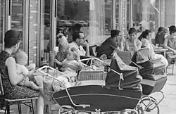 1964: Mokka-Milch-Eisbar in der Berliner Karl-Marx-Allee