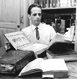 Herbert Plaeschke mit Handschriften (1968)