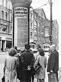 Litfaßsäule in Berlin mit Richtlinien und Hinweisen für das Verhalten bei Luftangriffen, August 1943