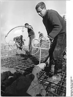 Betonierarbeiten auf der letzten Dachschale am 16. November 1970