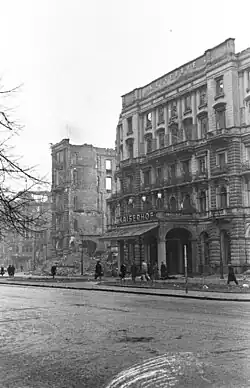 Blick im Februar 1945 auf den Zietenplatz zum Eingang des weitgehend zerstörten Hotels Kaiserhof; die Trümmer wurden später beseitigt