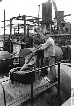 Befüllung eines Kesselwagens in der Sowjetischen Besatzungszone Deutschlands, 1947