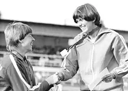 Monika Hamann (links neben Marlies Göhr) belegte wie schon über 100 Meter Rang vier