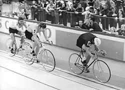 Kickeritz (l.) schiebt Schmeißer an beim Rennen „6 Tage um den Preis der Jungen Welt“ im Januar 1978