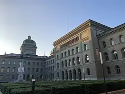 Fotografie eines Gebäudes am Frühmorgen