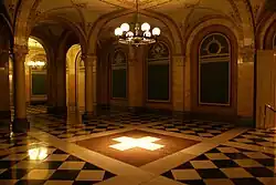 Haupthalle im ersten Stockwerk des Bundeshauses West