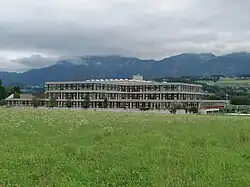 Bundesschulzentrum Wörgl. Räumlich gestaffeltes modulares System gem. mit Fritz Gerhard Mayr. Modellschule im Rahmen des Forschungsauftrags „Vorfertigung im Schulbau“ vom Bundesministerium für Bauten und Technik.