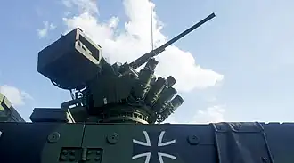 Bundeswehr GTK Boxer Panzerung – Panzerstahl, adaptierte Verbundpanzerung (AMAP); Hauptbewaffnung – 12,7 x 99 mm; Sekundärbewaffnung – Nebelmittelwurfanlage