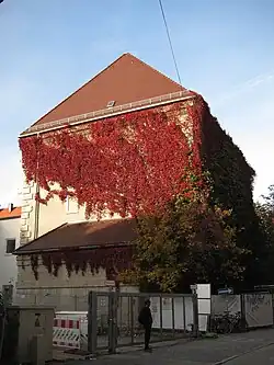 Rechteckiger Betonbunker mit kleinen Fenstern und glatten Wänden