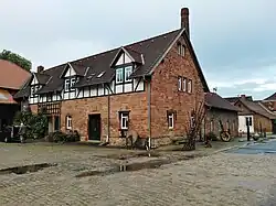 Der gegenüberliegende Querriegel, ehemals Waschhaus und Stall