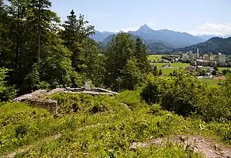 Gebäudereste am östlichen Ende des Burghofes, vom Fuß des Bergfrieds gesehen