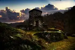 Burgruine Geroldstein in der Gemeinde Heidenrod. Lediglich ein Turm mit Torbogen und Mauerresten ist noch zu sehen.
