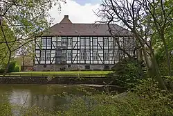 Fachwerk der Burg hinter dem westlichen Wassergraben