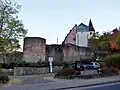 Ansicht der Burgreste mit Stadtmauer im Vordergrund