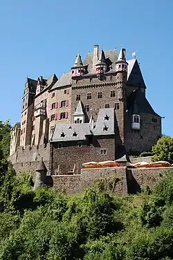 Burg Eltz von Nordosten, seit 1815 im Alleinbesitz der Eltz-Kempenich