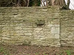 Zwei Abflussrinnen in der Mauer