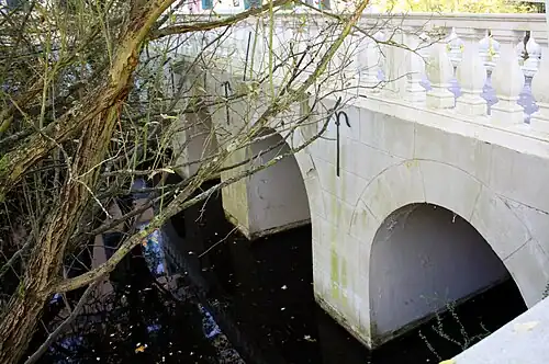 Bogenbrücke als Verbindung zum Burghof