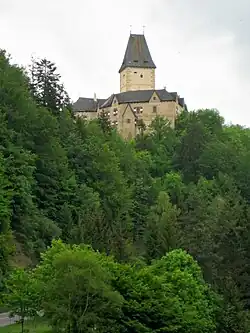 Blick auf die Burg vom Fuß des Stausees