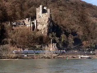 Burg Rheinstein vom rechtsrheinischen Ufer gesehen (Südosten)