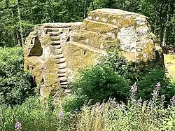 Der Nordwestfelsen mit der Tankzisterne links neben dem Treppenaufgang. Rechts erkennt man die Fundamentbänke der steinernen Überbauung