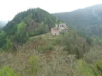 Hoher Kopf (im Hintergrund), im Vordergrund der Vorgipfel Schloßberg mit Burg Spangenberg