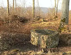 Aufgemauerte Zisterne auf dem Wohnhügel