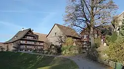 Einzelne angebaute oder wie hier frei stehende ehemalige Ökonomie­ge­bäude tragen positiv zum Ortsbild bei. Mathias-Steigerstrasse