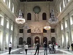 Bürgersaal (Burgerzaal) des Palais. Im ebenfalls zweigeschossigen Gerichtssaal wird Elsje verhört.