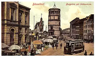Postkartenansicht des Burgplatzes mit Schlossturm, Düsselschlösschen und der Stahlkonstruktion der alten Oberkasseler Brücke, 1908