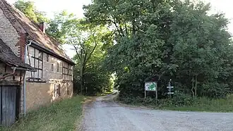 Gehöft und Sommerlinde in Burgrabis