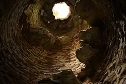 Die zu den Obergeschossen führende, zum Teil erhaltene Wendeltreppe