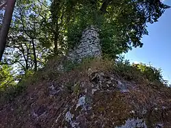 Rest der Ringmauer des Burgplatzes der Oberburg vom Halsgraben aus gesehen.