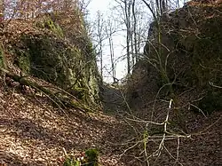 Bild 2: Profil des bis zu 8 Meter tiefen Halsgrabens