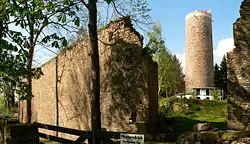 Blick auf den Bergfried durch das ehemalige Südtor