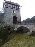 Burgruine Wesen: Torturm mit Brücke