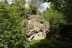 Bild 5: Felsklotz mit möglichem Mauerrest (April 2012)