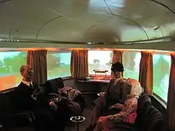 Der Kanzelwagen vom Schluss des Zuges Pioneer Zephyr im Museum of Science and Industry. Die Milchglasscheiben dienen als Projektionsfläche für einen Film, um für Besucher im Wagen eine Fahrt zu simulieren rechts ein Aussichtsabteil erste Klasse am Zugende