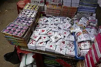 Marktstand mit selbstklebenden Schmuckbindis