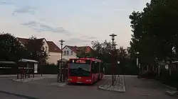 Am menschenleeren Busbahnhof Deuben wartet ein Bus der Linie B auf Fahrgäste.