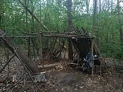 Bushcraft-Camp mit Sitzgelegenheiten
