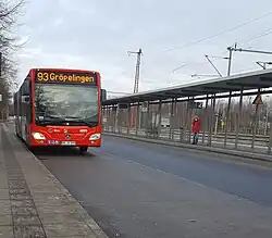 Buslinie 93 Richtung Gröpelingen, einfahrend am Bahnhof Burg