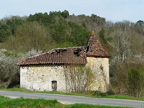 An der Kreuzung von D 2 und D 109 gelegene Ruine