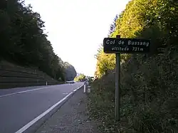 Passhöhe mit Hinweisschild